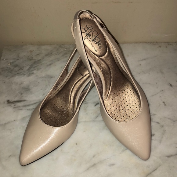 lifestride nude pumps
